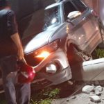 Carro colide com poste e bloqueia trecho da avenida das Torres em Manaus