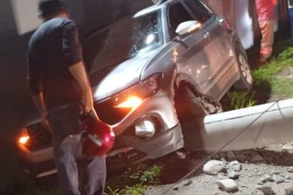 Carro colide com poste e bloqueia trecho da avenida das Torres em Manaus