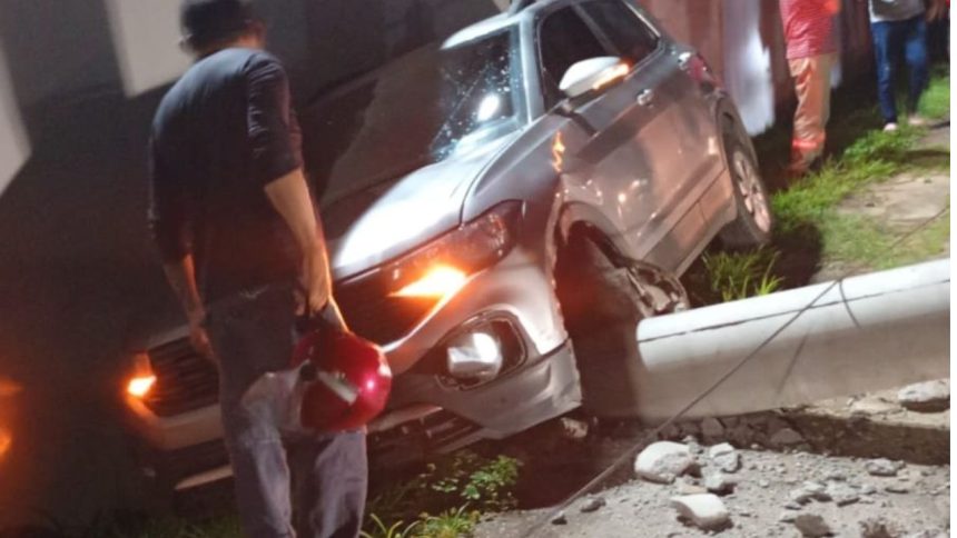 Carro colide com poste e bloqueia trecho da avenida das Torres em Manaus