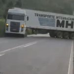 Carreta com carga de peixe bloqueia tráfego na BR-174 após falha em subida