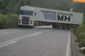 Carreta com carga de peixe bloqueia tráfego na BR-174 após falha em subida