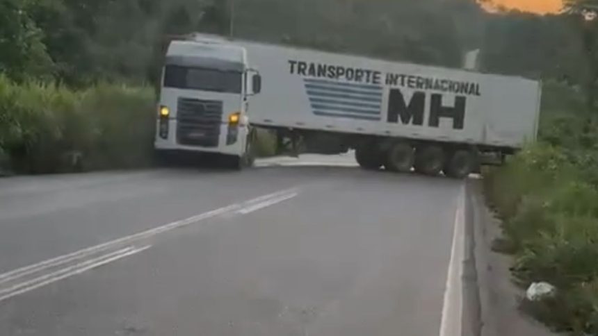 Carreta com carga de peixe bloqueia tráfego na BR-174 após falha em subida