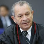 Desembargador aposentado se entrega após condenação por estupro da neta em Manaus