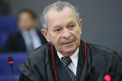 Desembargador aposentado se entrega após condenação por estupro da neta em Manaus