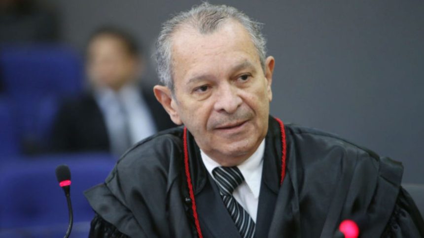 Desembargador aposentado se entrega após condenação por estupro da neta em Manaus