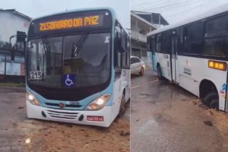 Ônibus cai em buraco durante temporal em Manaus