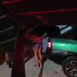 Carro atinge portão de residência após motorista perder controle em Manaus