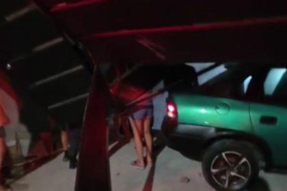 Carro atinge portão de residência após motorista perder controle em Manaus