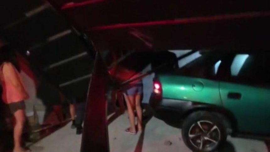 Carro atinge portão de residência após motorista perder controle em Manaus