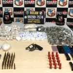 Homem é preso com mais de 5 mil porções de drogas, arma de fogo e munições em Manaus