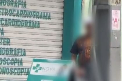 Homem é flagrado se masturbando em plena luz do dia em rua de Manaus