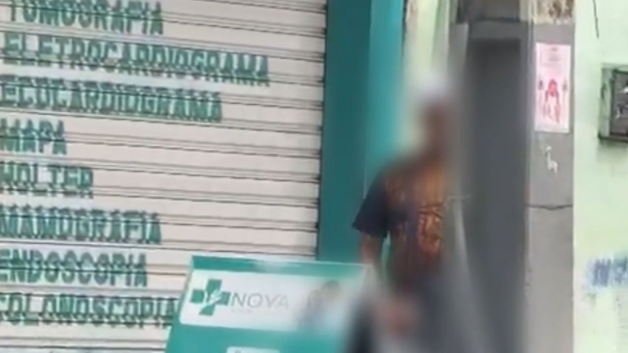 Homem é flagrado se masturbando em plena luz do dia em rua de Manaus