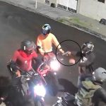 Vídeo flagra criminosos roubando motocicleta em Manaus