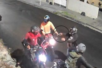 Vídeo flagra criminosos roubando motocicleta em Manaus