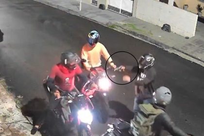 Vídeo flagra criminosos roubando motocicleta em Manaus
