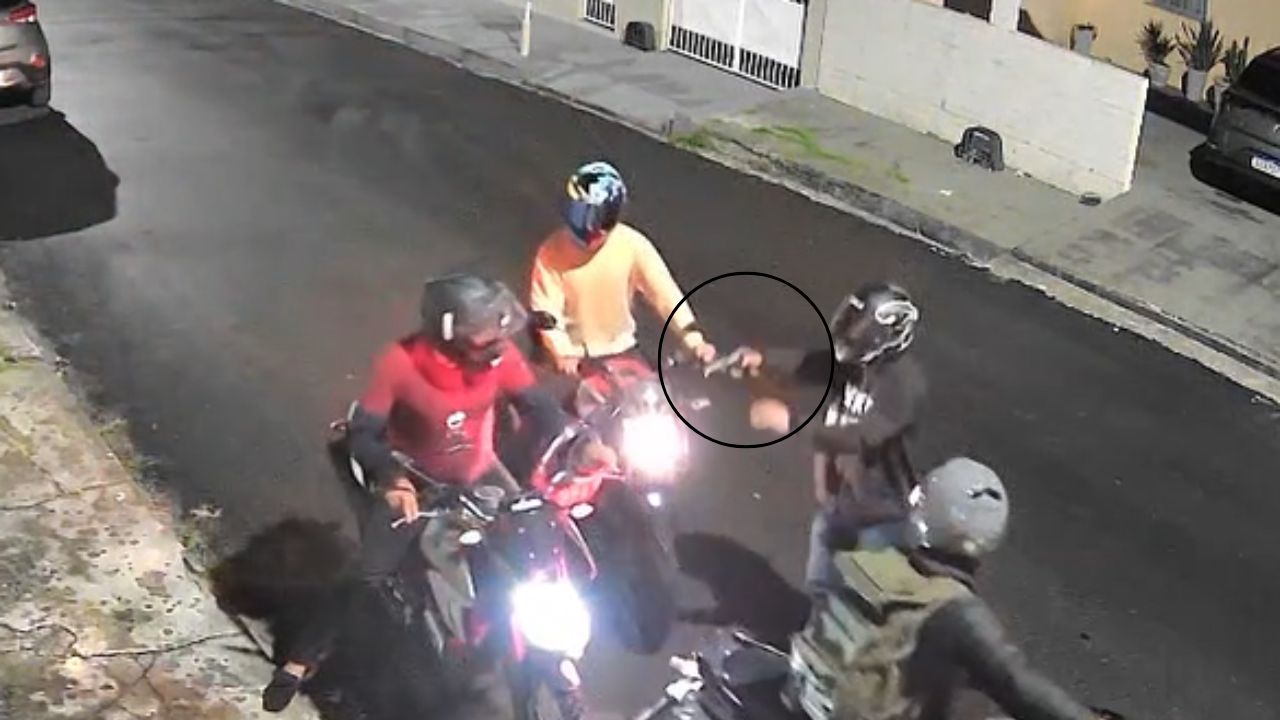 Vídeo flagra criminosos roubando motocicleta em Manaus