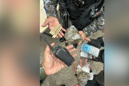 Polícia apreende câmeras e rádios em ‘boca de fumo’ no Mauazinho; dois foram presos