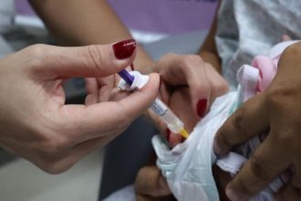 Manaus inicia aplicação de anticorpo de dose única contra vírus respiratório em bebês