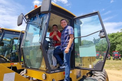 Sidney Leite entrega máquinas agrícolas a quatro cidades do AM