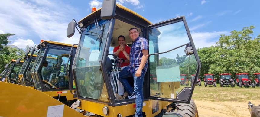 Sidney Leite entrega máquinas agrícolas a quatro cidades do AM