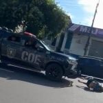 Homem suspeito de roubo é atropelado por viatura da polícia