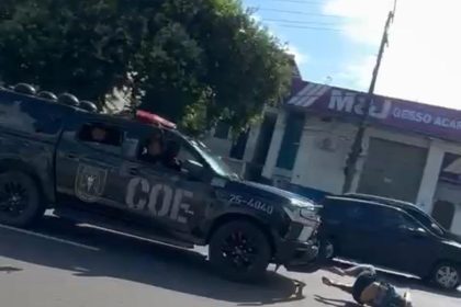 Homem suspeito de roubo é atropelado por viatura da polícia