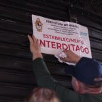 Sucataria que funciona como bar interditada no Centro de Manaus