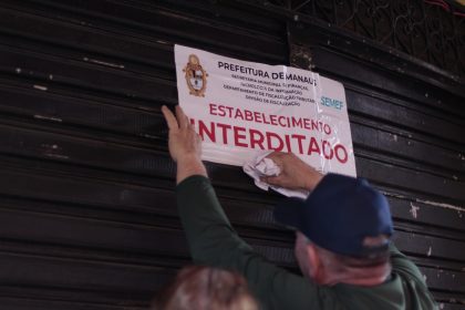 Sucataria que funciona como bar interditada no Centro de Manaus