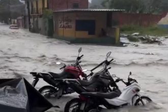 Chuva intensa provoca alagamento no bairro Monte das Oliveiras