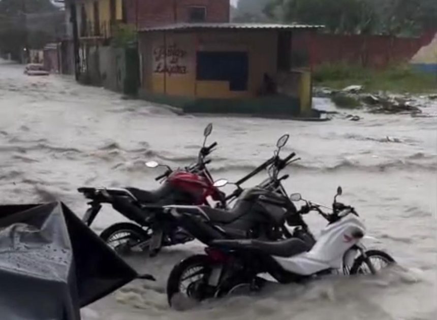 Chuva intensa provoca alagamento no bairro Monte das Oliveiras
