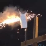 Henri Castelli tem figurino incendiado em “Paixão de Cristo”