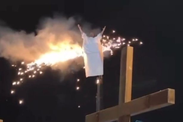 Henri Castelli tem figurino incendiado em “Paixão de Cristo”