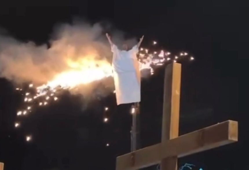 Henri Castelli tem figurino incendiado em “Paixão de Cristo”