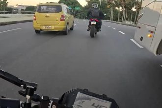 Motociclista grava o próprio acidente ao retornar do trabalho