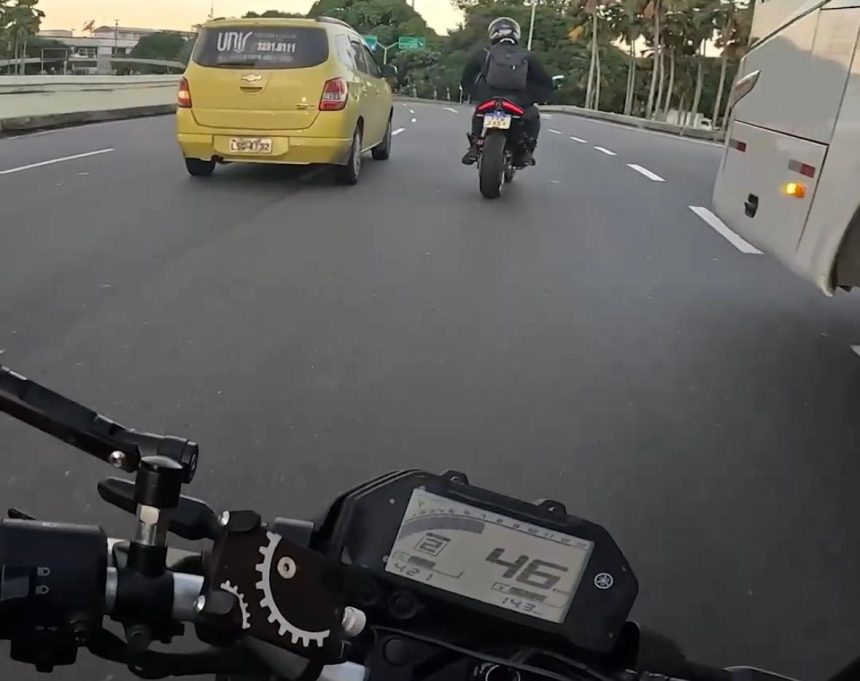 Motociclista grava o próprio acidente ao retornar do trabalho