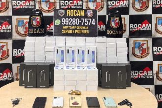 A apreensão de diversos smartphones Samsung e outros objetos em uma operação policial da ROCAM.