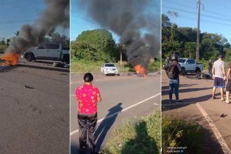 Acidente de trânsito: carro e moto em chamas após colisão, fumaça preta no céu e pessoas no local.