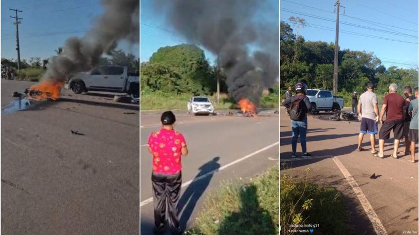 Acidente de trânsito: carro e moto em chamas após colisão, fumaça preta no céu e pessoas no local.