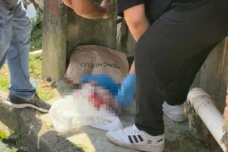 Cena de crime com recém-nascida em sacolas e pessoas no local, imagem borrada para preservar detalhes.