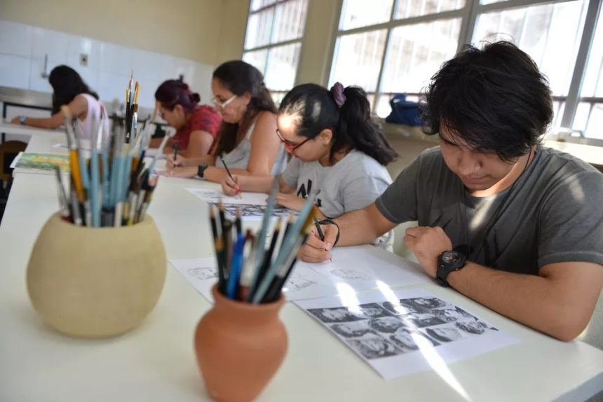 Matrículas presenciais do Liceu Cláudio Santoro iniciaram hoje