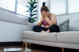 Ansiedade afeta o peso? Entenda a relação com a alimentação