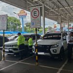 Fiscalização autuou 30 veículos estacionados em vagas especiais