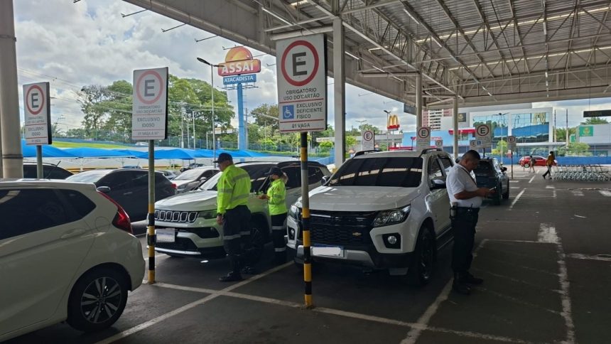 Fiscalização autuou 30 veículos estacionados em vagas especiais