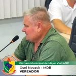 Vereador sugere matar cães de rua durante sessão e gera revolta