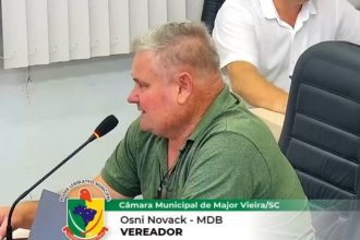 Vereador sugere matar cães de rua durante sessão e gera revolta