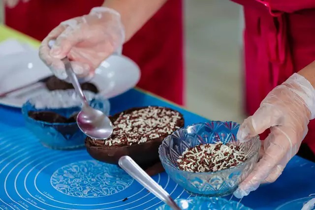 Cursos ensinam sobre produção de ovos de Páscoa em Manaus