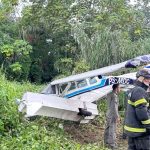 Aeronave com dois passageiros cai em área de mata no Aeroclube