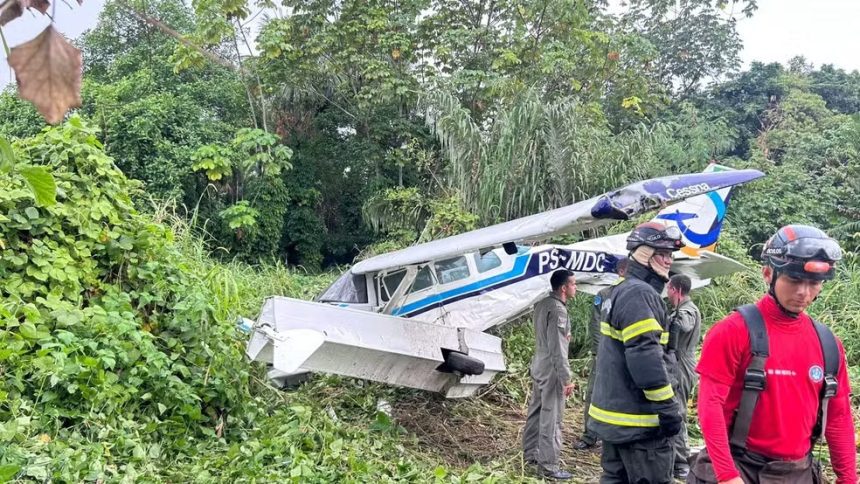 Aeronave com dois passageiros cai em área de mata no Aeroclube