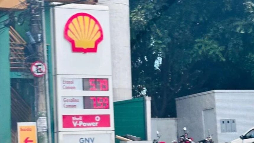 Placa de preços de combustível Shell com valores de etanol e gasolina em destaque.