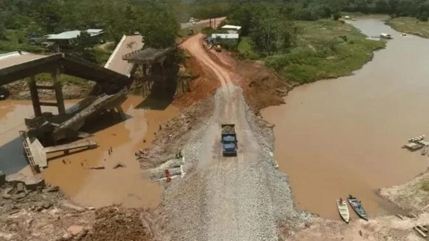 Ponte destruída sobre rio Autaz Mirim, na BR-319. Veículo trafega em estrada improvisada.
